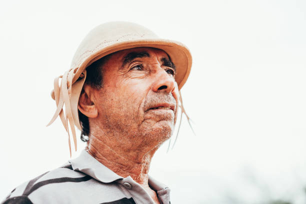 porträt des brasilianischen northetischen cowboys mit seinem typischen lederhut. - men hat leather senior adult stock-fotos und bilder