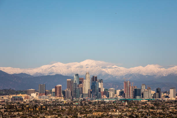 los angeles skyline - city of los angeles los angeles county southern california san gabriel mountains stock-fotos und bilder