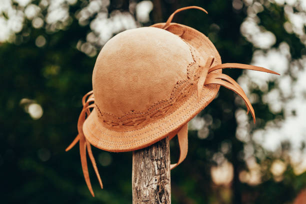 sombrero de cuero típico usado por vaqueros en el noreste de brasil - craft traditional culture horizontal photography fotografías e imágenes de stock