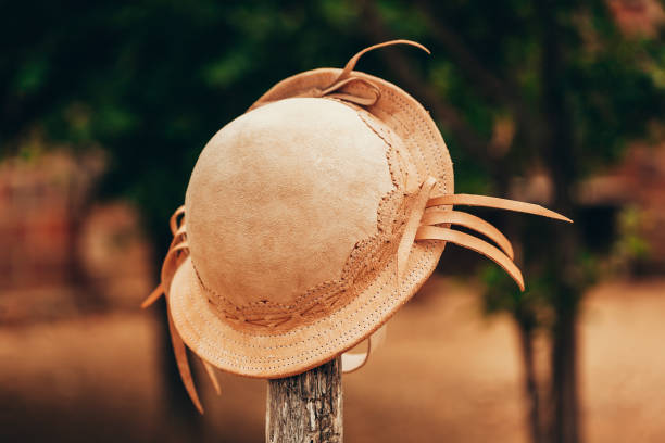 chapeau en cuir typique utilisé par les cow-boys dans le nord-est du brésil - nord est photos et images de collection