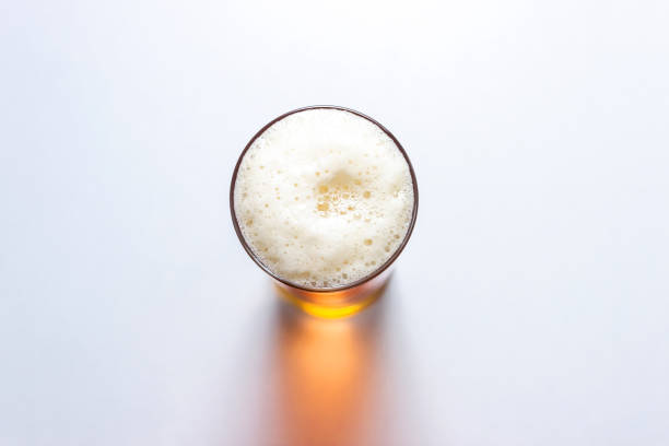 bicchiere di birra isolato su sfondo bianco, vista dall'alto. - beer beer glass isolated glass foto e immagini stock