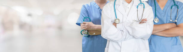 equipe do médico com fundo clínico da unidade de emergência do er para cuidados de enfermagem profissional trabalho em equipe e confiança paciente no conceito do serviço da hospitalidade do hospital - generics - fotografias e filmes do acervo