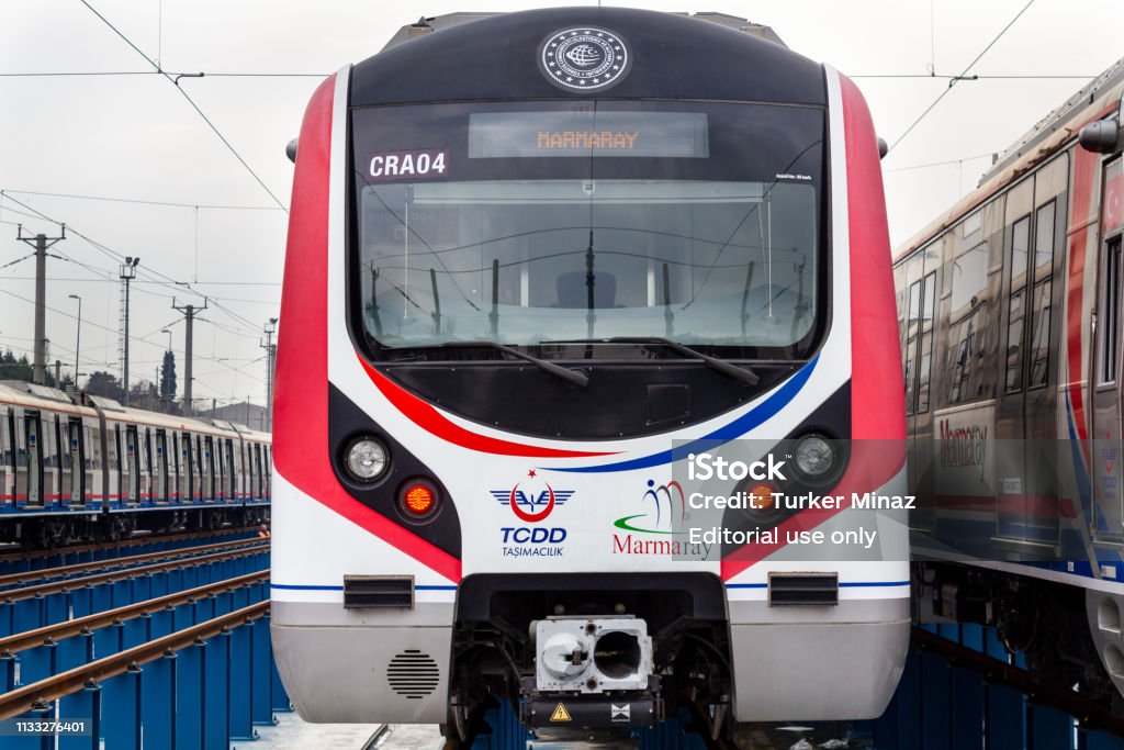 イスタンブールのハルカリマルマライ駅でマルマライ列車 - ストックフォト・写真素材...