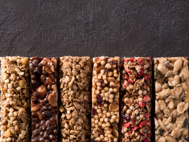 conjunto de barras de granola diferentes - protein bar cereal oat cranberry fotografías e imágenes de stock