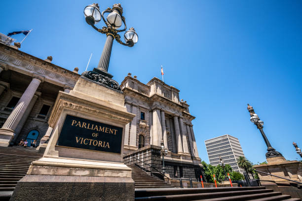 vista frontal del parlamento de victoria con nombre escrito en un tablero y antigua lámpara de calle victoriana primer plano en melbourne victoria australia - melbourne australia victoria state victorian architecture fotografías e imágenes de stock