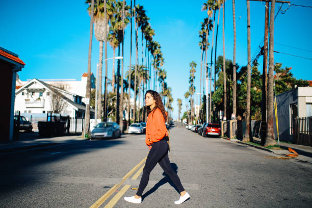 молодая женщина наслаждается прогулкой в санта-монике, la - palm tree california city of los angeles venice beach стоковые фото и изображения