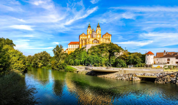 vista de la histórica abadía de melk, austria - austria fotografías e imágenes de stock