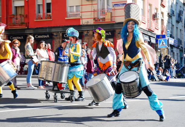 madrid, spain, march 2nd 2019: carnival parade, members of tabarilea percusion playing and dancing - traditional festival juggling women performer imagens e fotografias de stock