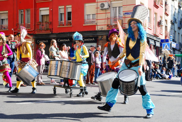 madrid, spain, march 2nd 2019: carnival parade, members of tabarilea percusion playing and dancing - traditional festival juggling women performer imagens e fotografias de stock