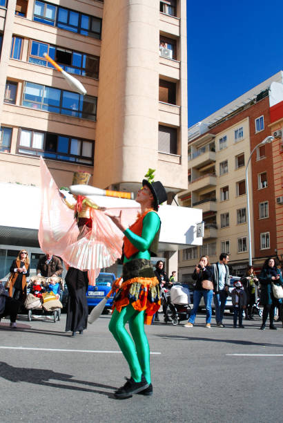 parada do carnaval de madrid: membros do malabarismo da parada - traditional festival juggling women performer - fotografias e filmes do acervo