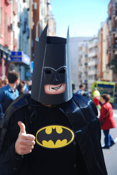 madrid carnaval parada, człowiek przebrany za superbohatera pozowanie do kamery - batman zdjęcia i obrazy z banku zdjęć