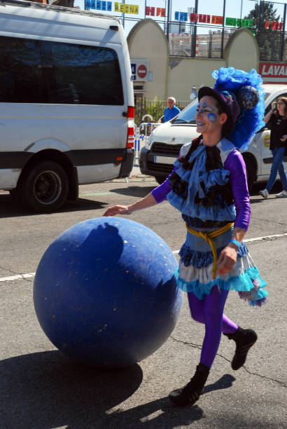 madrid carnival parade: member of performance group marching - traditional festival juggling women performer imagens e fotografias de stock