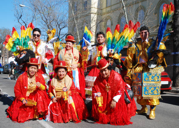 défilé de carnaval de madrid 2019, membres du groupe de danse bolivien posant avec des costumes traditionnels - western europe europe indigenous culture traditional culture photos et images de collection