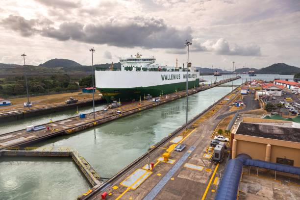 buque de carga que atraviesa las esclusas de miraflores en el canal de panamá - panama canal panama canal lock panama city fotografías e imágenes de stock