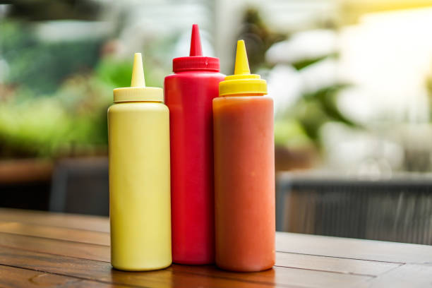 salsa, ketchup e bottiglia di senape - salsa da accompagnamento foto e immagini stock