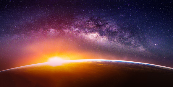 Paisaje con galaxia de la vía Láctea. Amanecer y vista de la tierra desde el espacio con Galaxia Vía Láctea. (Elementos de esta imagen proporcionados por la NASA) photo
