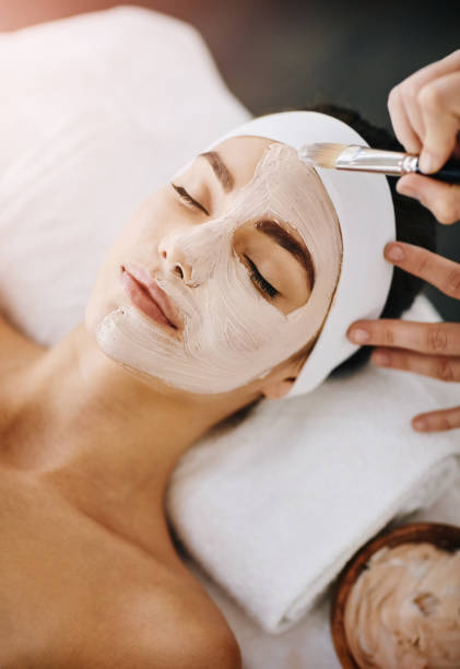 turning dull skin into a thing of the past - máscara facial imagens e fotografias de stock