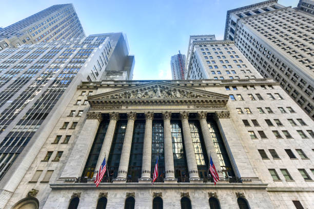 new york stock exchange - wall street new york stock exchange stock exchange street imagens e fotografias de stock