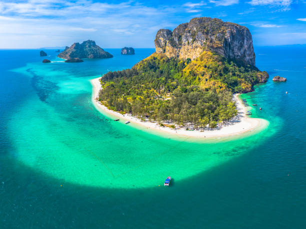 공중 보기 크 라비의 포 다 군도 태국 - thailand beach longtail boat cliff 뉴스 사진 이미지