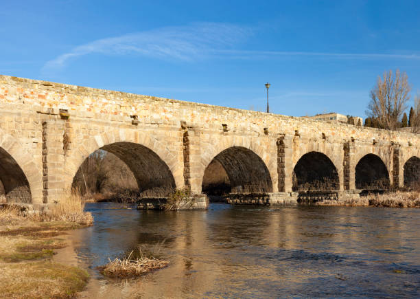 pont romain à salamanque, espagne - pont romain de cordoue photos et images de collection