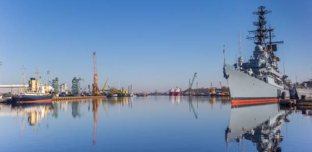 panorama del acorazado en el puerto de wilhelmshaven - river passenger ship nautical vessel military ship fotografías e imágenes de stock