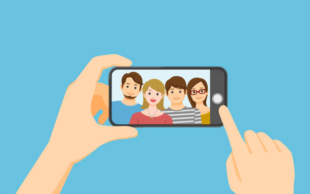 ilustraciones, imágenes clip art, dibujos animados e iconos de stock de tomar fotos en un smartphone - hand holding phone