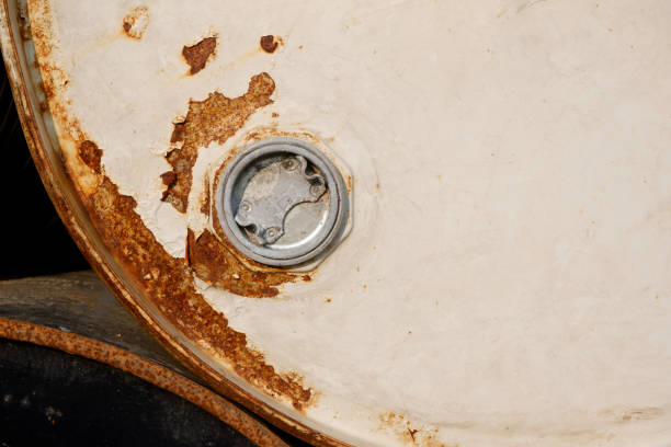錆びたホワイトの金属砲身の背景。グランジの質感を持つ古い樽。割れた塗料の汚れた背景。画像. - paint gallon ストックフォトと画像