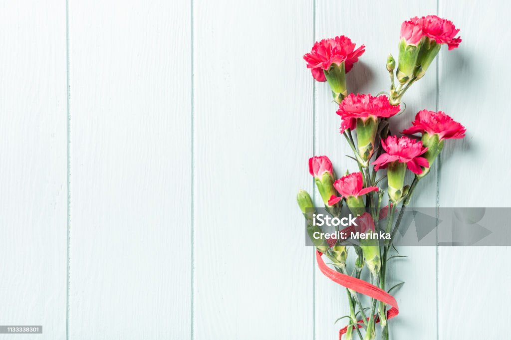 Bouquet di garofano rosa su fondo leggero in legno turchese - Foto stock royalty-free di Amore