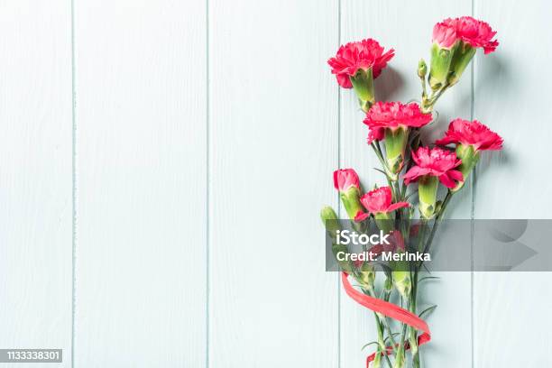 Bouquet Di Garofano Rosa Su Fondo Leggero In Legno Turchese - Fotografie stock e altre immagini di Amore