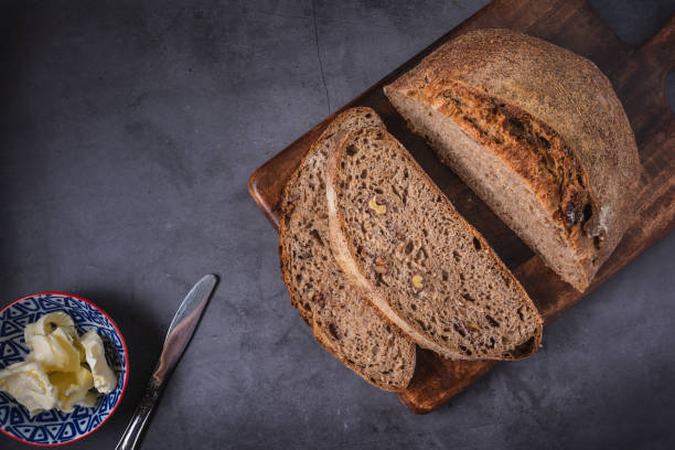 pain au levain frais artisanal sur fond de table en bois - walnut bread photos et images de collection