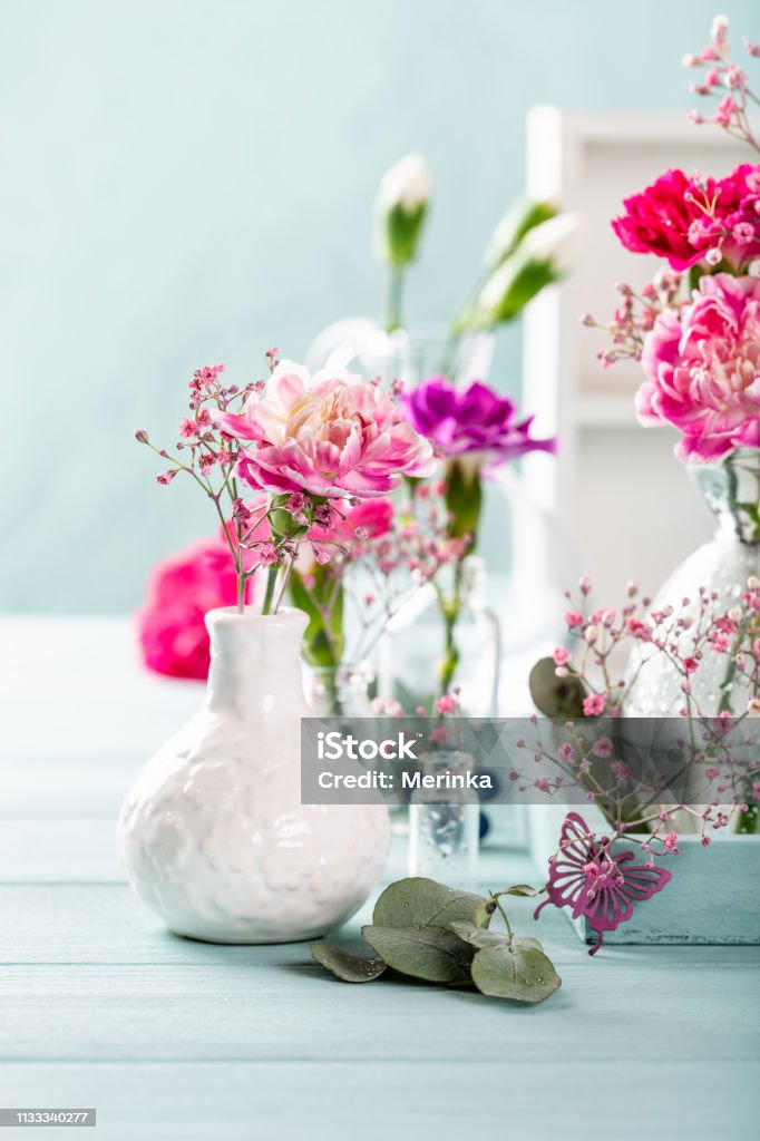 Bouquet di garofano rosa su fondo leggero in legno turchese - Foto stock royalty-free di Amore