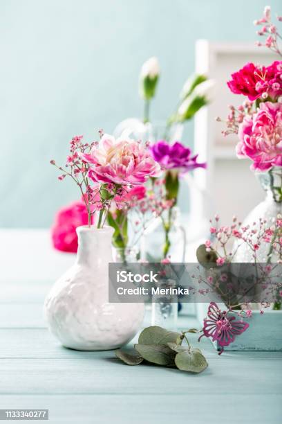 Bouquet Di Garofano Rosa Su Fondo Leggero In Legno Turchese - Fotografie stock e altre immagini di Amore