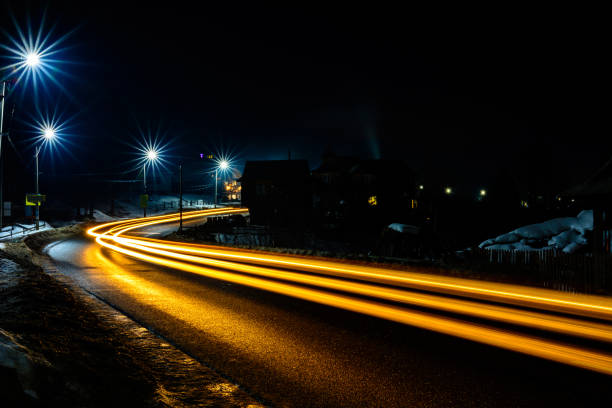 壮大な街灯の星と高速道路上の夜に車のライトの光を振る - road night street headlight ストックフォトと画像