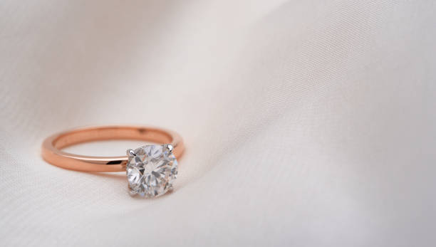 anello di diamanti in oro rosa - ring gold diamond engagement ring foto e immagini stock