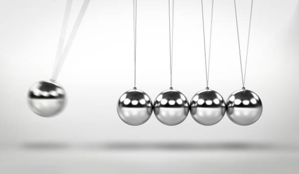 swing pendule - impact pendulum sphere newtons cradle photos et images de collection