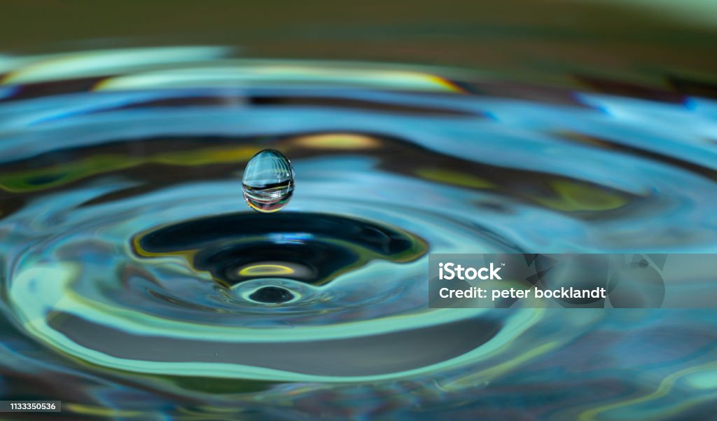 ウォータードロップの影響 - 水のロイヤリティフリーストックフォト