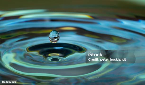 ウォータードロップの影響 - 水のストックフォトや画像を多数ご用意 - 水, しずく, 波紋