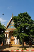 eine-taube-fliegt-an-einem-kleinen-buddhistischen-tempel-vorbei.jpg?b=1&s=170x170&k=20&c=XBiWxh8XKRt6DU5sLg_QLvJqxMPYjZWiqllMnO3eHYo=