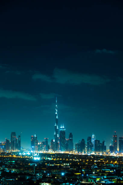 skyline del centro de dubai en la noche - jumeirah beach hotel fotos fotografías e imágenes de stock