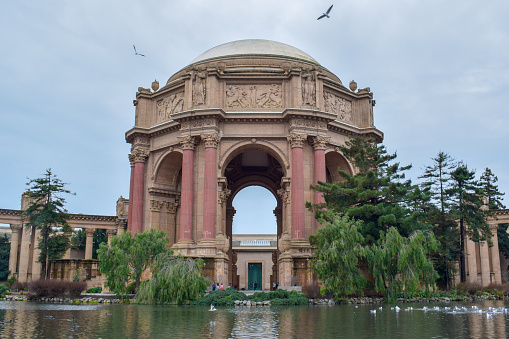 Photo of San Francisco Palace of Fine Arts, a monumental structure originally constructed for the 1915 Panama-Pacific Exposition in order to exhibit works of art presented there.
