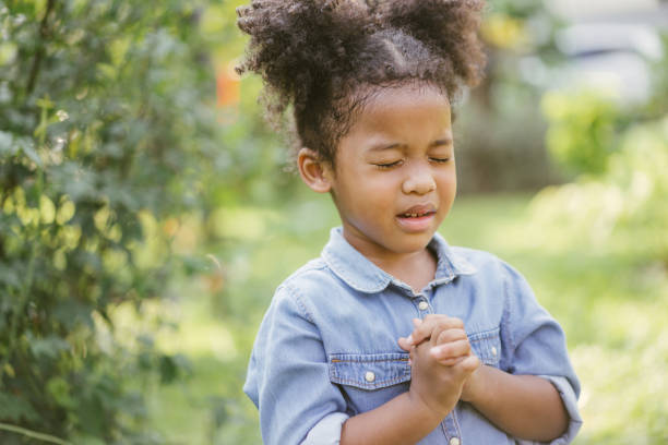 маленькая девочка молиться надежду - catholic girl стоковые фото и изображения