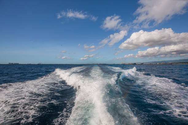 agua de la estela de un rápido ferry lancha rápida con espuma blanca, - backwash fotografías e imágenes de stock