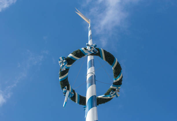 ミュンヘンの伝統的なバイエルンメイポール - bavaria austria blue celebration ストックフォトと画像