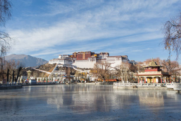 potala palace in winter - tibet potala palace lhasa himalayas imagens e fotografias de stock