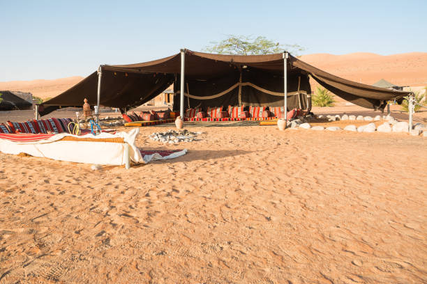 beduinenzelt in der wahiba sandwüste am morgen (oman) - campingplatz stock-fotos und bilder