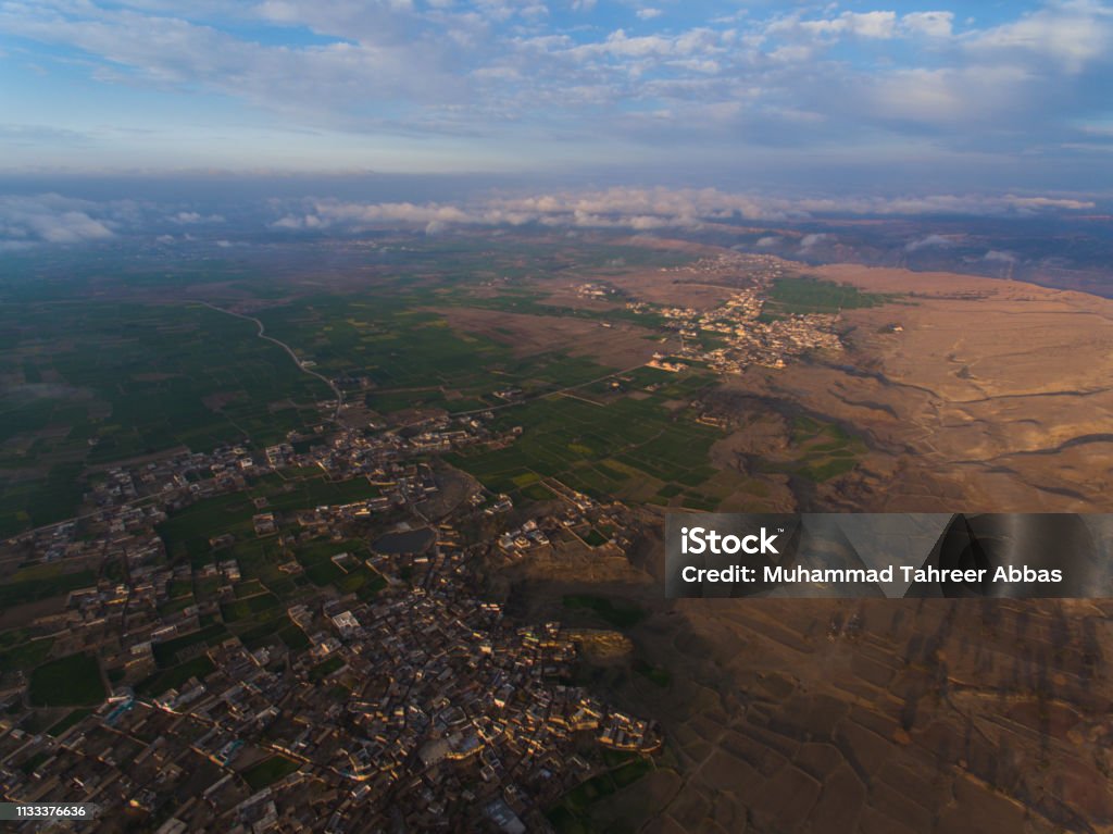 Ariel image d’un village et des champs - Photo de Agriculture libre de droits