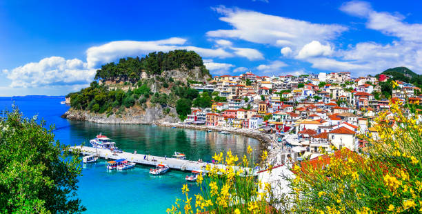vackra färgglada städer i grekland-parga. populärt för sommar semester - parga bildbanksfoton och bilder