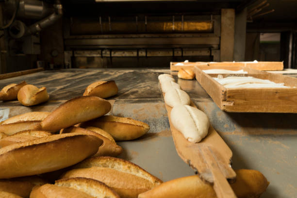 frisches brot in der bäckereifabrik - brotlaibe stock-fotos und bilder