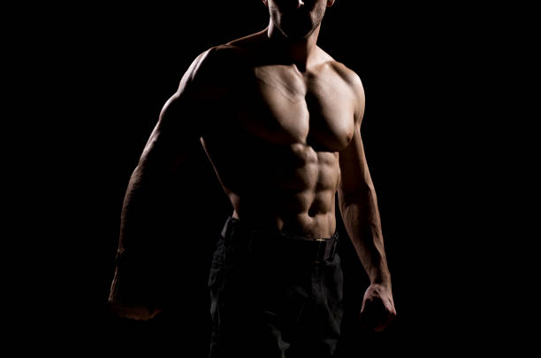 forte uomo atletico. bel modello di fitness maschile che mostra busto nudo, corpo muscoloso. - male men body fashion model foto e immagini stock