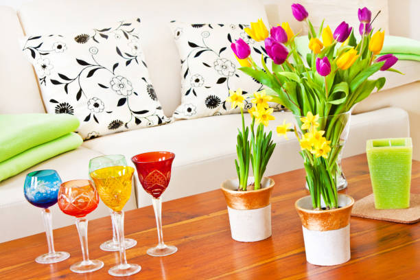весенние украшения с цветами и очками - daffodil flower yellow vase стоковые фото и изображения